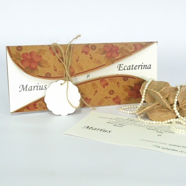 Wedding invitation with floral motifs